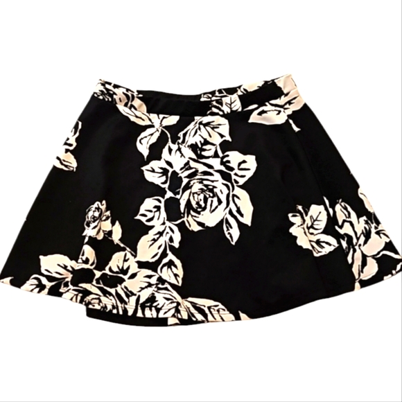 Wet Seal Beaitiful Floral Skirt - Picture 2 of 8